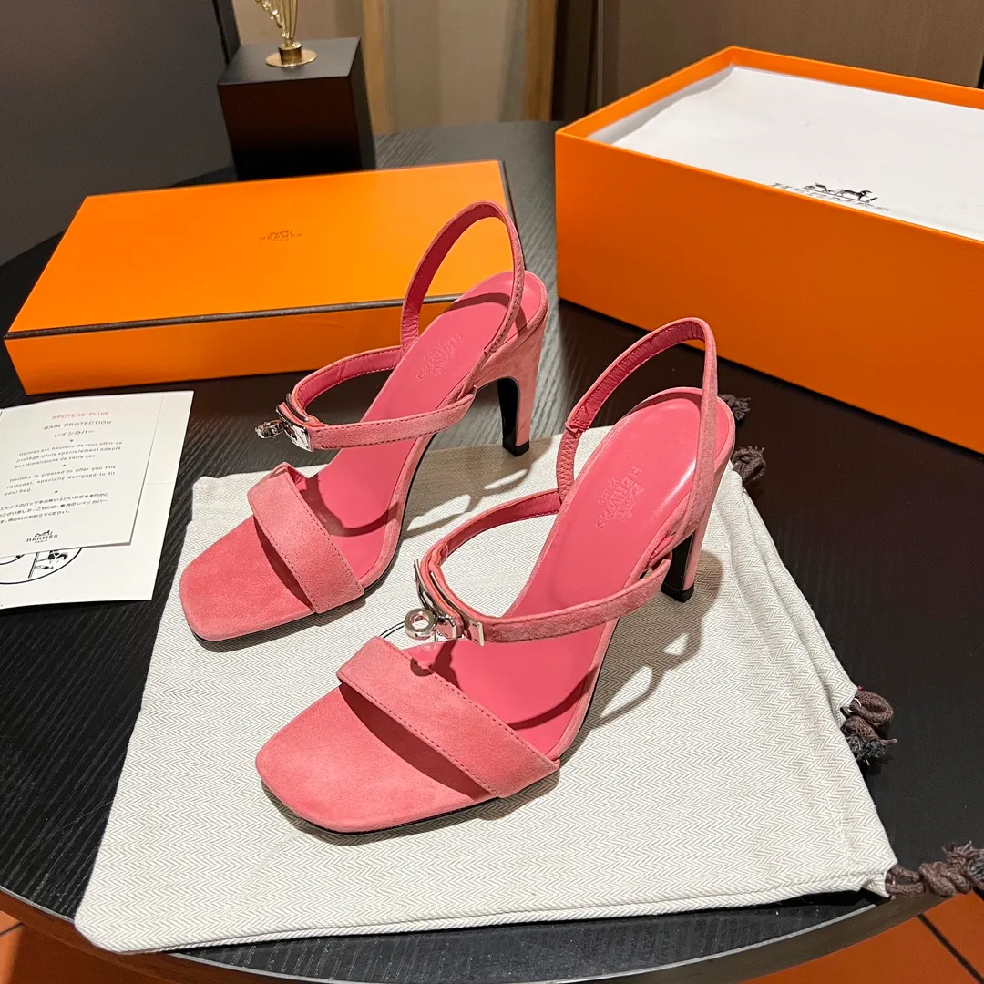👟👟Ex-factory price 600👟👟 💋💋Continue the classics Hermes Classic H high-heeled sandals series————————Fashionable classic and versatile super comfortable It took half a year to disassemble the original version and develop it with craftsmanship and perfection in every detail Simple and smooth design to create a fashionable, classic and soft look 🥰🥰 Material: Original custom-made sheep suede, sheepskin lining for feet, Italian genuine leather outsole ▪️Heel height: 9cm ▪️SIZE: 34-42 (34.41 42 customized, non-returnable and non-exchangeable)